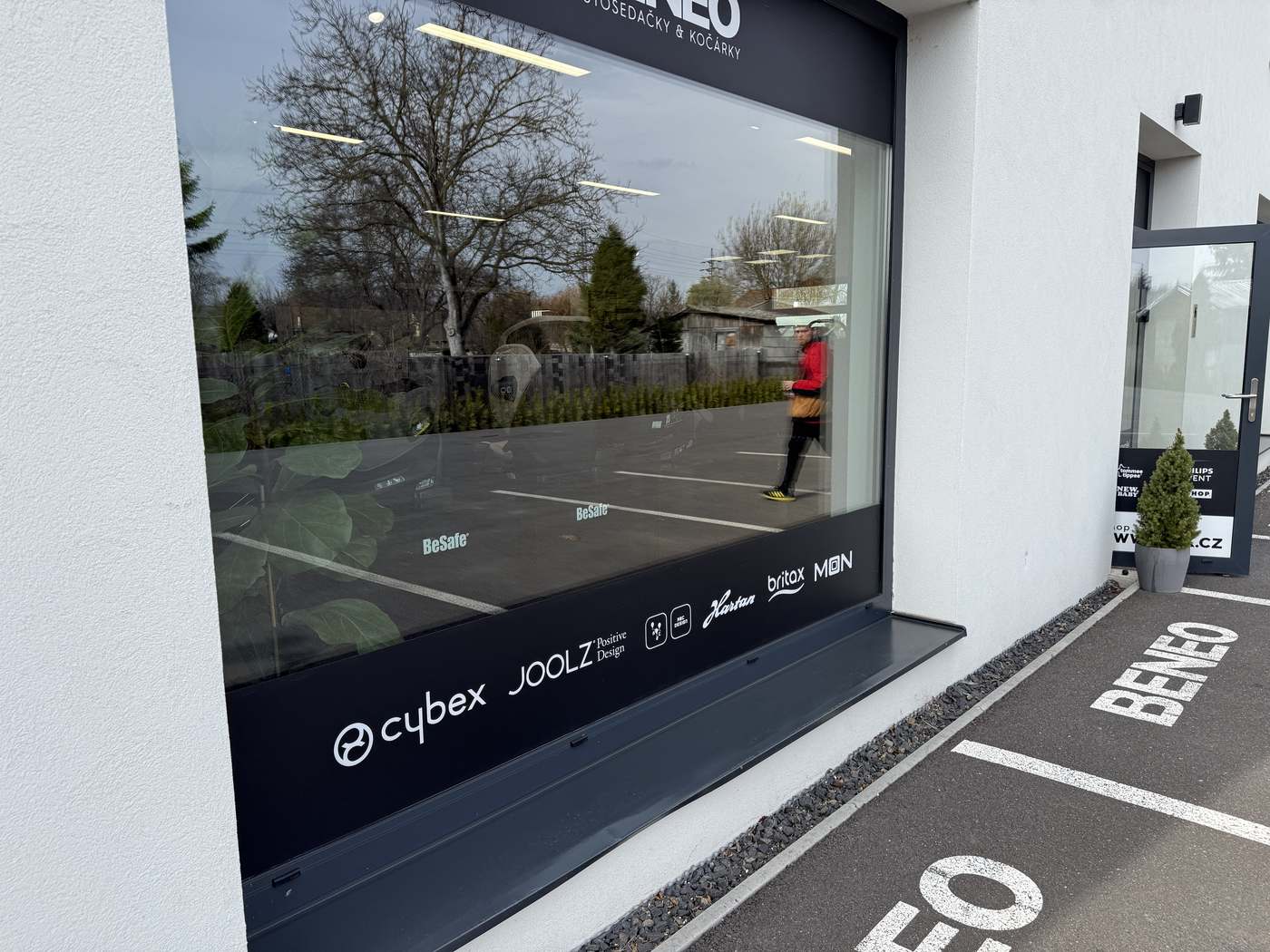 Výloha prodejny BÍBÍK s logy značek Cybex, Joolz a dalších